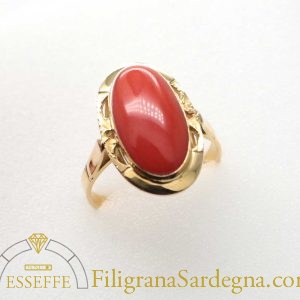 Anello a cabochon ovale lungo di corallo rosso