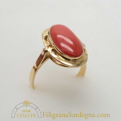 Anello a cabochon ovale lungo di corallo rosso