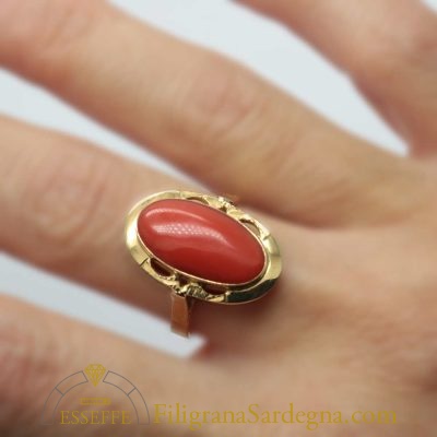 Anello a cabochon ovale lungo di corallo rosso