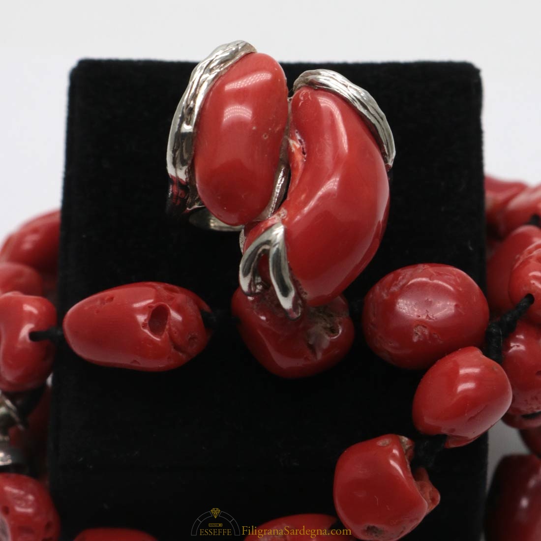 Anello argento con sassi di corallo rosso