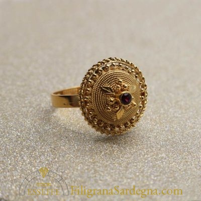 Anello bottone in filigrana d’oro con rubino naturale