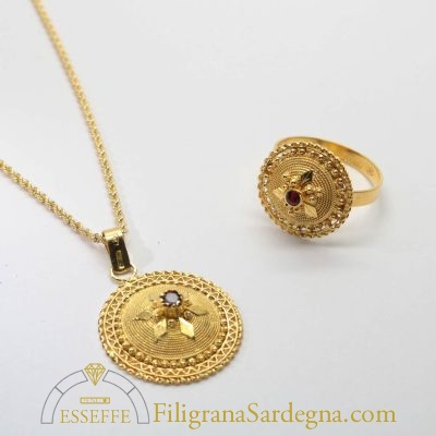 Anello bottone in filigrana d'oro con rubino