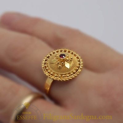 Anello bottone in filigrana d’oro con rubino naturale