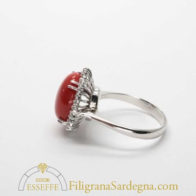 Anello brillanti e corallo cabochon