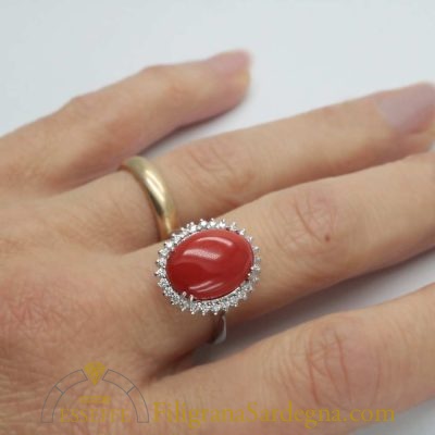 Anello brillanti e corallo cabochon