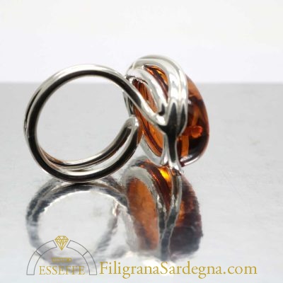 Anello con ambra del baltico