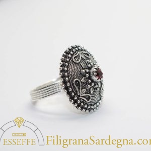 Anello con bottone e granato