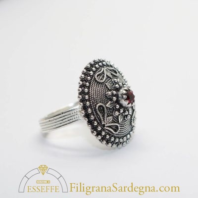 Anello con bottone e granato