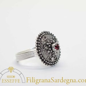 Anello con bottone e granato in argento brunito (piccolo)