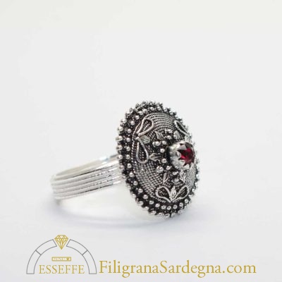 Anello con bottone e granato in argento brunito (piccolo)