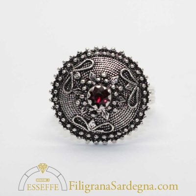 Anello con bottone e granato in argento brunito (piccolo)