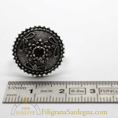 Anello con bottone e granato in argento brunito (piccolo)