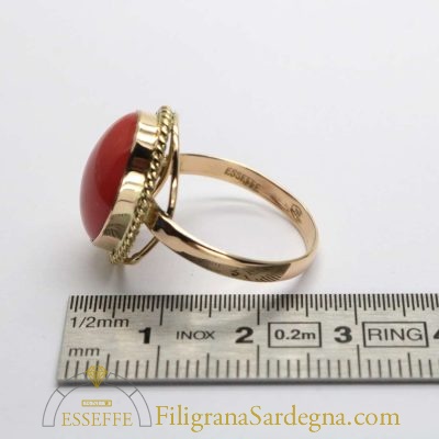 Anello con corallo e castone decorato con filigrana d'oro