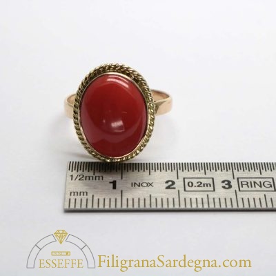 Anello con corallo e castone decorato con filigrana d'oro