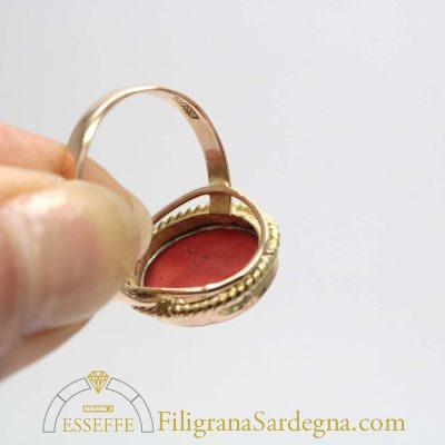 Anello con corallo e castone decorato con filigrana d'oro