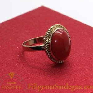 Anello con corallo e castone decorato con filigrana d'oro (mod medio)