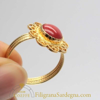 Anello con corallo tondo e filigrana d'oro