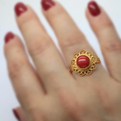 Anello con corallo tondo e filigrana d'oro