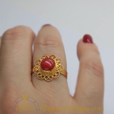 Anello con corallo tondo e filigrana d'oro