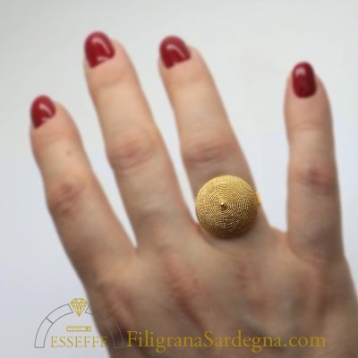 Anello con corbula grande in filigrana d'oro