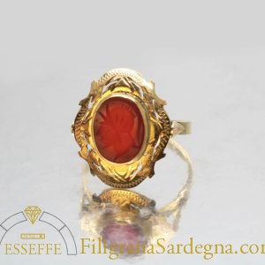 Anello con corniola rossa e castone decorato a bulino
