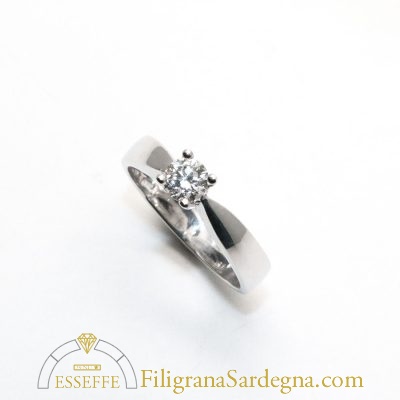 Anello con diamante