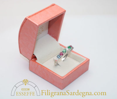 Anello con diamante, smeraldi, rubini e acquemarine