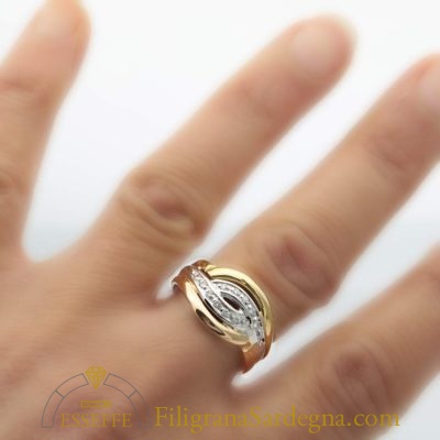 Anello con diamantini in oro bianco giallo e rosso