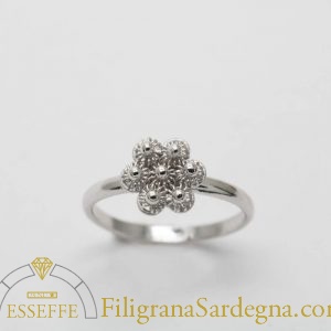 Anello con fiore a nido d’ape