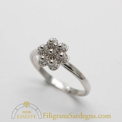 Anello con fiore a nido d’ape
