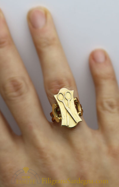 Anello d’oro con forbici