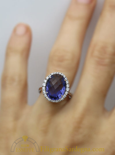 Anello con tanzanite di sintesi