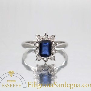 Anello con zaffiro blu e diamanti a contorno