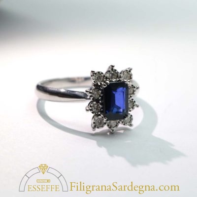 Anello con zaffiro blu e diamanti a contorno