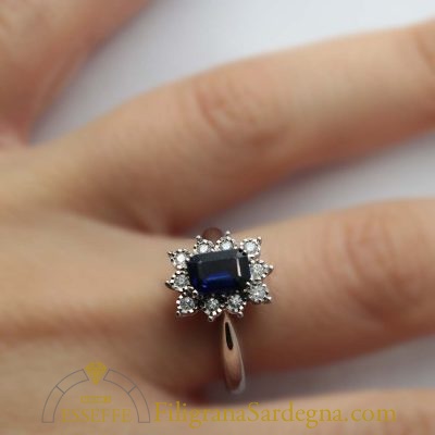 Anello con zaffiro blu e diamanti a contorno