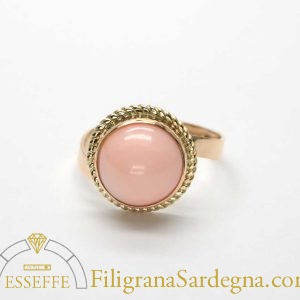 Anello contrarié con cabochon di corallo rosa tondo