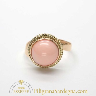 Anello contrarié con cabochon di corallo rosa tondo