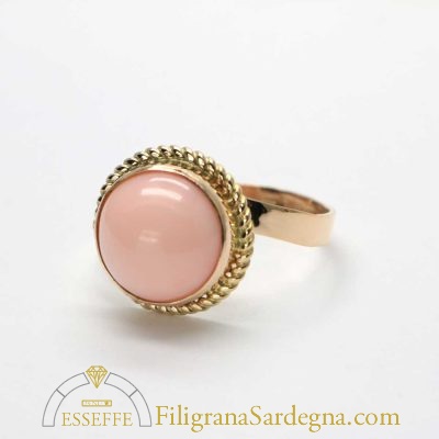 Anello contrarié con cabochon di corallo rosa tondo