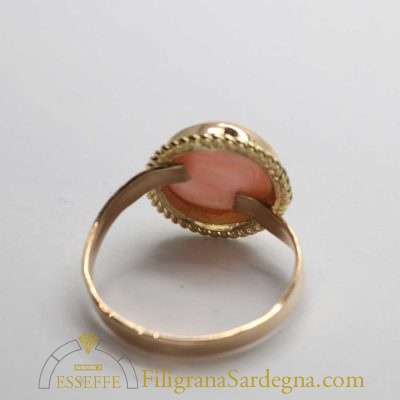 Anello contrarié con cabochon di corallo rosa tondo