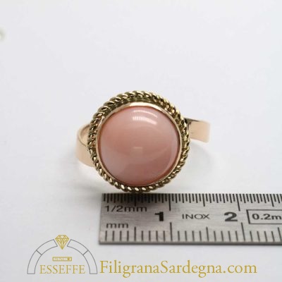 Anello contrarié con cabochon di corallo rosa tondo