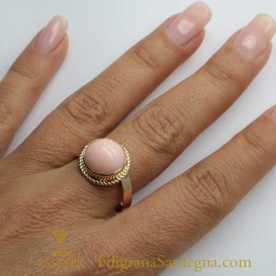 Anello contrarié con cabochon di corallo rosa tondo