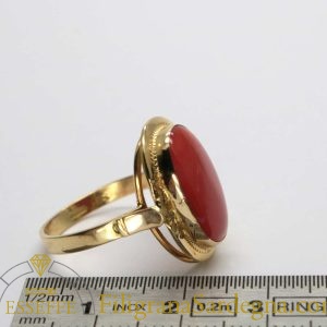 Anello corallo ovale e castone con traforo e decorazione a bulino