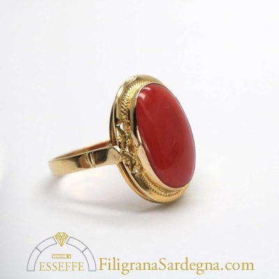 Anello corallo ovale e castone con traforo e decorazione a bulino