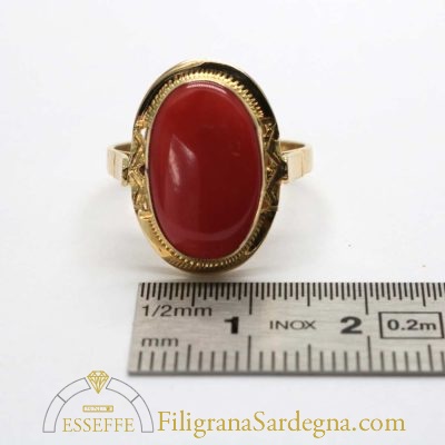 Anello corallo ovale e castone con traforo e decorazione a bulino