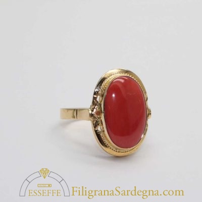 Anello corallo ovale e castone con traforo e decorazione a bulino