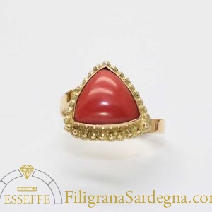 Anello delta di corallo rosso e filigrana d'oro