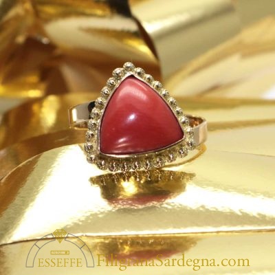 Anello delta di corallo rosso e filigrana d’oro