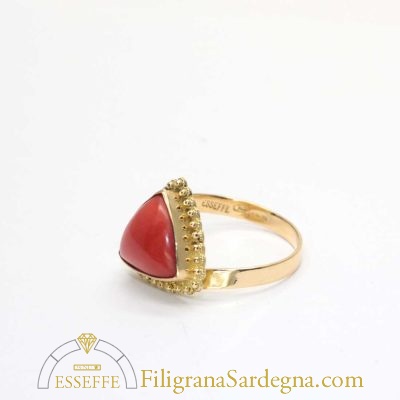 Anello delta di corallo rosso e filigrana d’oro