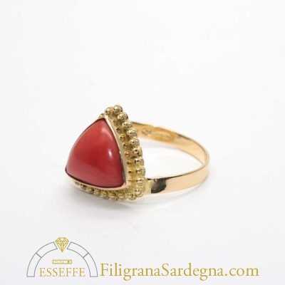 Anello delta di corallo rosso e filigrana d’oro