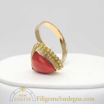 Anello delta di corallo rosso e filigrana d’oro